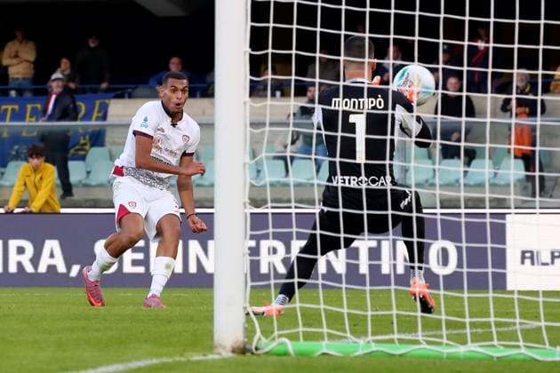 Cagliari s Riyad Idrissi goal 2-1 during the Serie A soccer match between Hellas Verona and Cagliari at the Bentegodi Stadium in Verona, north west Italy - Sunday , October 26, 2025. - Soccer .  Copyright: xPaolaxGarbuio Lapressex