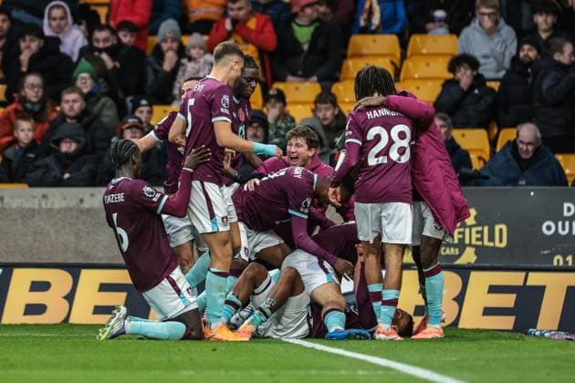 Premier League Wolverhampton Wanderers v Burnley Lyle Foster of Burnley celebrates his goal to make it 2-3 during the Premier League match Wolverhampton Wanderers vs Burnley at Molineux, Wolverhampton, United Kingdom, 26th October 2025 (Photo by Mark Cosgrove News Images) Wolverhampton Molineux West Midlands United Kingdom Copyright: xMarkxCosgrove NewsxImagesx