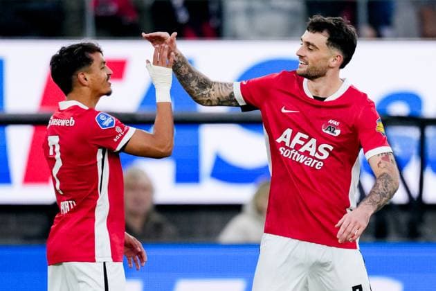 2025-10-26 AZ Alkmaar v FC Utrecht - Dutch Eredivisie ALKMAAR, NETHERLANDS - OCTOBER 26: Troy Parrott of AZ Alkmaar celebrates after scoring his teams first goal, Weslley Patati of AZ Alkmaar prior to the Dutch Eredivisie match between AZ Alkmaar and FC Utrecht at AFAS Stadion on October 26, 2025 in Alkmaar, Netherlands. Alkmaar AFAS Stadion Netherlands Content not available for redistribution in The Netherlands directly or indirectly through any third parties. Copyright: xEdxvanxdexPolx