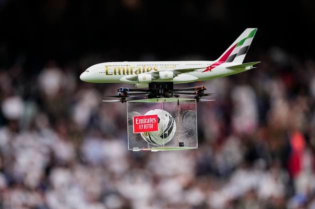 Sport Bilder des Tages October 26, 2025, Madrid, Madrid, Spain: Fly Emirates aeroplane brings the match ball during the Spanish League, LaLiga EA Sports, football match played between Real Madrid C.F. and FC Barcelona, Barca at Santiago Bernabeu stadium on October 26, 2025, in Madrid, Spain. Madrid Spain - ZUMAa181 20251026_zaa_a181_045 Copyright: xOscarxJ.xBarrosox