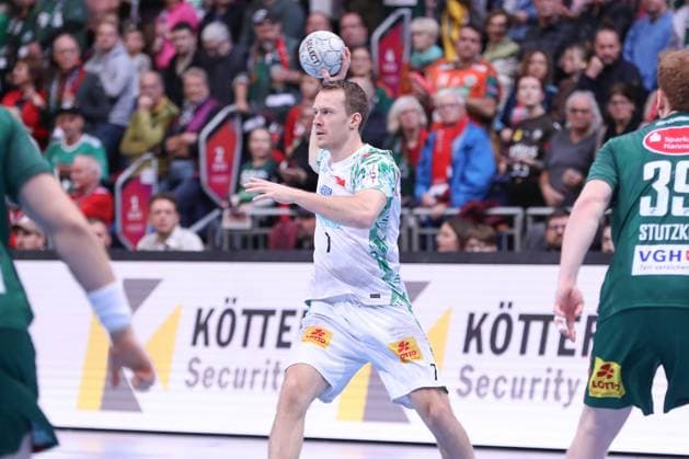 26 10 2025, xgox, Handball Daikin HBL, TSV Hannover Burgdorf SC Magdeburg emspor, v l Felix Claar Magdeburg, 7 am Ball, plays the ball Hannover