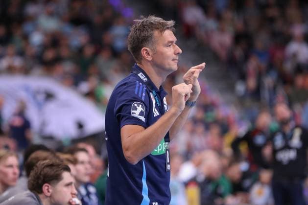 26 10 2025, xgox, Handball Daikin HBL, TSV Hannover Burgdorf SC Magdeburg emspor, v l Christian Prokop Hannover, coach gives instructions, gesticulates with arms, gesticulate, gives instructions Hannover
