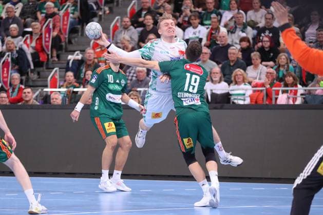 26 10 2025, xgox, Handball Daikin HBL, TSV Hannover Burgdorf SC Magdeburg emspor, v l Gisli Thorgeir Kristjansson Magdeburg, 10 , Marius Steinhauser Hannover, 19 duel, duel, fight, tackle Hannover