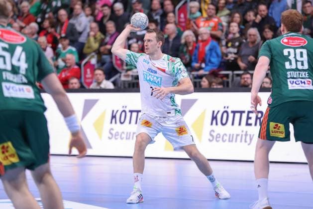 26 10 2025, xgox, Handball Daikin HBL, TSV Hannover Burgdorf SC Magdeburg emspor, v l Felix Claar Magdeburg, 7 am Ball, plays the ball Hannover