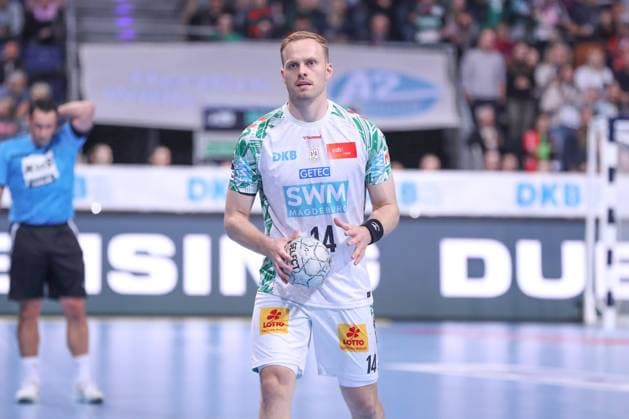 26 10 2025, xgox, Handball Daikin HBL, TSV Hannover Burgdorf SC Magdeburg emspor, v l Omar Ingi Magnusson Magdeburg, 14 am Ball, plays the ball Hannover