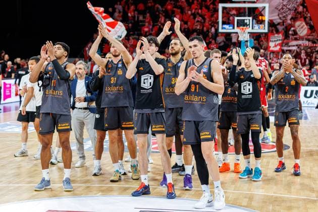 Team, squad, disappointed, disappointment, negative emotions, negative emotion, end of game, BMA365 Bamberg Baskets vs Niners Chemnitz, Basketball, easyCredit BBL, Matchday 5, 26 10 2025 BMA365 Bamberg Baskets vs Niners Chemnitz, Basketball, easyCredit BBL, Matchday 5, 26 10 2025 Bamberg Copyright: xEibner-Pressefoto G.xSantemizx EP_EER