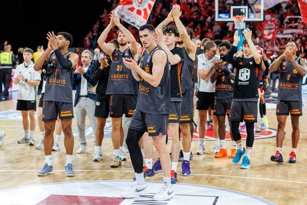 Team, squad, disappointed, disappointment, negative emotions, negative emotion, end of game, BMA365 Bamberg Baskets vs Niners Chemnitz, Basketball, easyCredit BBL, Matchday 5, 26 10 2025 BMA365 Bamberg Baskets vs Niners Chemnitz, Basketball, easyCredit BBL, Matchday 5, 26 10 2025 Bamberg Copyright: xEibner-Pressefoto G.xSantemizx EP_EER