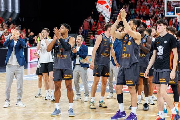 Team, squad, disappointed, disappointment, negative emotions, negative emotion, end of game, BMA365 Bamberg Baskets vs Niners Chemnitz, Basketball, easyCredit BBL, Matchday 5, 26 10 2025 BMA365 Bamberg Baskets vs Niners Chemnitz, Basketball, easyCredit BBL, Matchday 5, 26 10 2025 Bamberg Copyright: xEibner-Pressefoto G.xSantemizx EP_EER