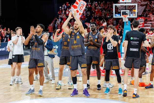 Team, squad, disappointed, disappointment, negative emotions, negative emotion, end of game, BMA365 Bamberg Baskets vs Niners Chemnitz, Basketball, easyCredit BBL, Matchday 5, 26 10 2025 BMA365 Bamberg Baskets vs Niners Chemnitz, Basketball, easyCredit BBL, Matchday 5, 26 10 2025 Bamberg Copyright: xEibner-Pressefoto G.xSantemizx EP_EER