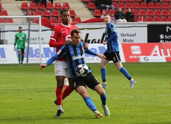 26 10 2025 xmgoodx Offenbach am Main, Sparda Bank Hessen Stadion Stadion Bieberer Berg Regionalliga Saison 2025 2026 Kickers Offenbach OFC SV Eintracht Trier 05 JAYSON BREITENBACH 27, OFC vs Sven König Trier