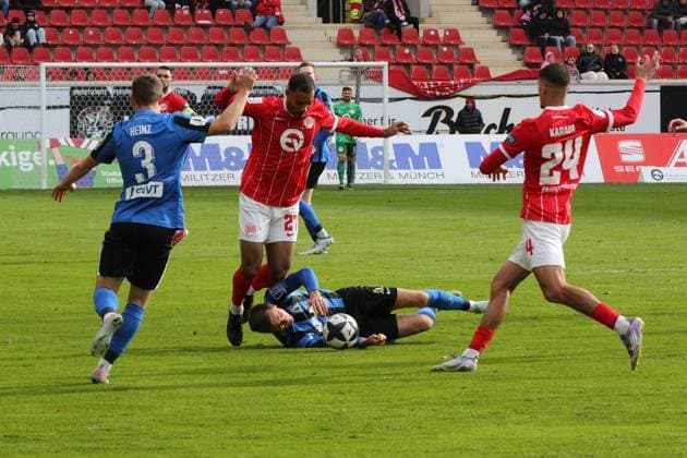 26 10 2025 xmgoodx Offenbach am Main, Sparda Bank Hessen Stadion Stadion Bieberer Berg Regionalliga Saison 2025 2026 Kickers Offenbach OFC SV Eintracht Trier 05 JAYSON BREITENBACH 27, OFC vs Sven König Trier