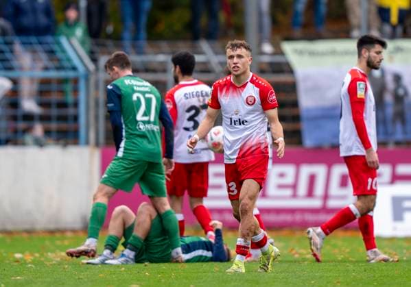 Malik Hodroj Sportfreunde Siegen, 23 has to leave the pitch after his yellow red card FC Gütersloh Sportfreunde Siegen 26 10 2025 Soccer, Regionalliga West, Matchday 13, GER, Heidewaldstadion, Gütersloh Copyright: MarcoxBader
