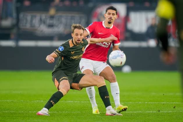 ALKMAAR , 26-10-2025 , AFAS stadium , season 2025 2026 , Dutch Eredivisie football , match between AZ and FC Utrecht , Picture shows FC Utrecht player David Min and AZ player Alexandre Penetra AZ - Utrecht  x31700637x Copyright: