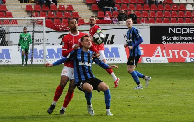 26 10 2025 xmgoodx Offenbach am Main, Sparda Bank Hessen Stadion Stadion Bieberer Berg Regionalliga Saison 2025 2026 Kickers Offenbach OFC SV Eintracht Trier 05 JAYSON BREITENBACH 27, OFC vs Sven König Trier