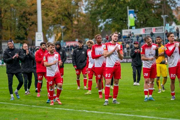 Disappointed players of Sportfreunde Siegen after the match in front of the visitors curve FC Gütersloh Sportfreunde Siegen 26 10 2025 Soccer, Regionalliga West, Matchday 13, GER, Heidewaldstadion, Gütersloh Copyright: MarcoxBader