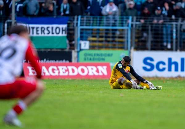 Justin Ospelt Sportfreunde Siegen, 1 sits disappointed on the ground after the final whistle FC Gütersloh Sportfreunde Siegen 26 10 2025 Soccer, Regionalliga West, Matchday 13, GER, Heidewaldstadion, Gütersloh Copyright: MarcoxBader