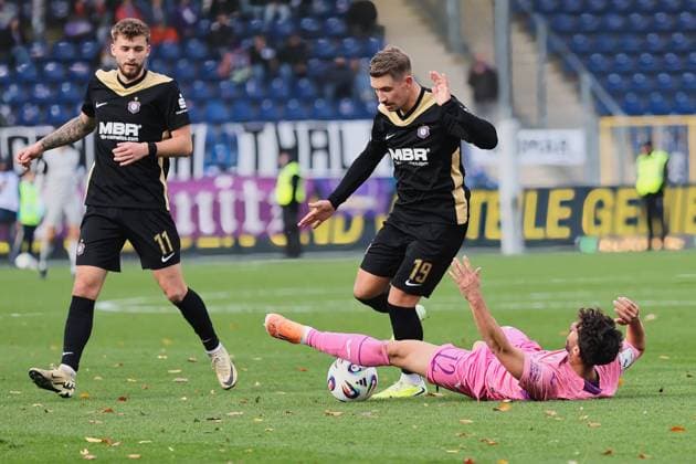 v li in duel, foul by Julian Guttau FC Erzgebirge Aue, 19 , Umut Tohumucu TSG Hoffenheim II, 12 GER, TSG 1899 Hoffenheim II vs FC Erzgebirge Aue, Football, 3 Liga, Matchday 12, Season 2025 2026, 26 10 2025 DFL DFB REGULATIONS PROHIBIT ANY USE OF PHOTOGRAPHS as IMAGE SEQUENCES and or QUASI VIDEO GER,TSG 1899 Hoffenheim II vs FC Erzgebirge Aue, Football, 3 Liga, Matchday 12, Season 2025 2026, 26 10 2025 Hoffenheim Copyright: xEibner-Pressefoto JoergxHirschx EP_JHH