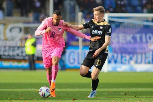 v li in duel Ruben Reisig TSG Hoffenheim II, 17 , Erik Majetschak FC Erzgebirge Aue, 13 GER, TSG 1899 Hoffenheim II vs FC Erzgebirge Aue, Football, 3 Liga, Matchday 12, Season 2025 2026, 26 10 2025 DFL DFB REGULATIONS PROHIBIT ANY USE OF PHOTOGRAPHS as IMAGE SEQUENCES and or QUASI VIDEO GER,TSG 1899 Hoffenheim II vs FC Erzgebirge Aue, Football, 3 Liga, Matchday 12, Season 2025 2026, 26 10 2025 Hoffenheim Copyright: xEibner-Pressefoto JoergxHirschx EP_JHH