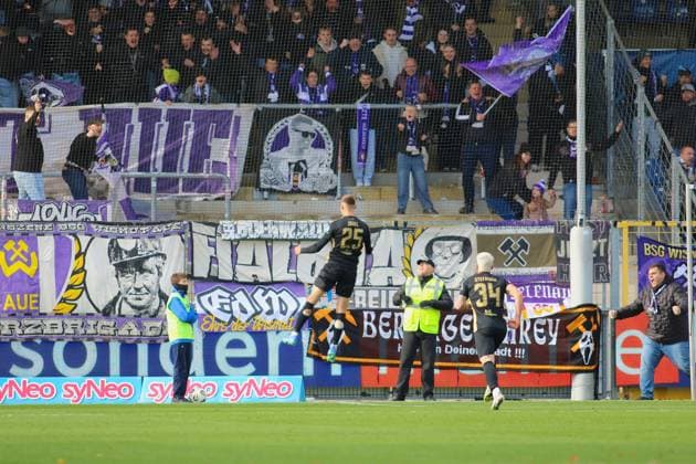 Happy about the goal , Tristan Zobel FC Erzgebirge Aue, 25 GER, TSG 1899 Hoffenheim II vs FC Erzgebirge Aue, Soccer, 3 Liga, Matchday 12, Season 2025 2026, 26 10 2025 DFL DFB REGULATIONS PROHIBIT ANY USE OF PHOTOGRAPHS as IMAGE SEQUENCES and or QUASI VIDEO jubilation, Joy, Emotion, Goal celebration, Goalscorer, Goalscorer, GER,TSG 1899 Hoffenheim II vs FC Erzgebirge Aue, Football, 3 Liga, Matchday 12, Season 2025 2026, 26 10 2025 Hoffenheim Copyright: xEibner-Pressefoto JoergxHirschx EP_JHH