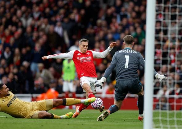 Leandro Trossard of Arsenal is tackled by Maxence Lacroix of Crystal Palace as he approaches goalkeeper Dean Henderson Arsenal v Crystal Palace, Football, Premier League, Emirates Stadium, Islington, London, UK - 26 10 2025 EDITORIAL USE ONLY No use with unauthorised audio, video, data, fixture lists (outside the EU), club league logos or live services. Online in-match use limited to 45 images (+15 in extra time). No use to emulate moving images. No use in betting, games or Copyright: xMattxImpey Shutterstockx 15615303ah