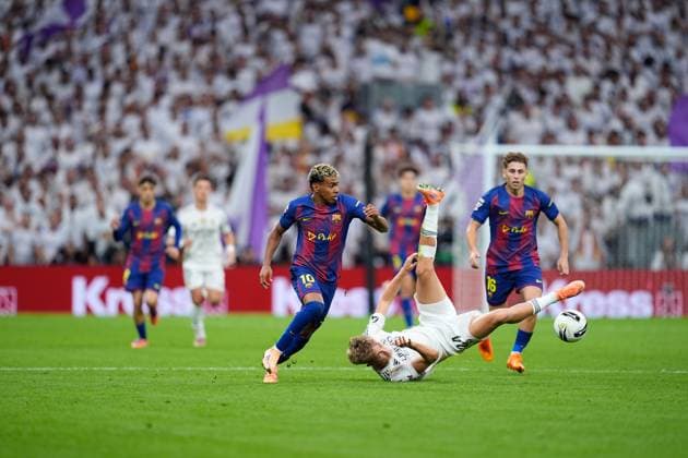 October 26, 2025, Madrid, Madrid, Spain: Lamine Yamal of FC Barcelona, Barca and Dean Huijsen of Real Madrid CF compete for the ball during the Spanish League, LaLiga EA Sports, football match played between Real Madrid C.F. and FC Barcelona at Santiago Bernabeu stadium on October 26, 2025, in Madrid, Spain. Madrid Spain - ZUMAa181 20251026_zaa_a181_052 Copyright: xDennisxAgyemanx