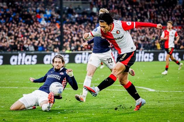 Ayase Ueda of Feyenoord Rotterdam shoots at goal, Yarek Gasiorowski of PSV Eindhoven goes for the ball Feyenoord Rotterdam v PSV Eindhoven, Eredivisie, Feyenoord Rotterdam v PSV Eindhoven, De Kuip, October 26, 2025, Rotterdam, Netherlands.