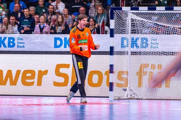 Simon Gade TSV Hannover Burgdorf, No. 16 v l , TSV Hannover Burgdorf green against SC Magdeburg white on matchday 10 of the 2025 2026 season in the DAIKIN Handball Bundesliga 26 10 2025, ZAG Arena Hannover, GER , Copyright: xJanxGuentherx xTSVxHannover-Burgdorfx