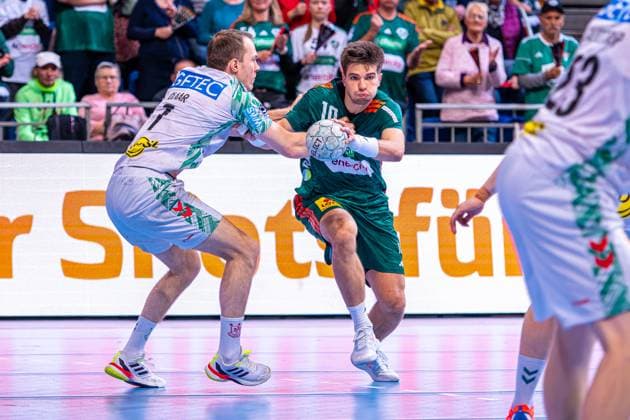 Felix Claar SC Magdeburg, No. 7 Renars Uscins TSV Hannover Burgdorf, No. 10 v l , TSV Hannover Burgdorf green against SC Magdeburg white on matchday 10 of the 2025 2026 season in the DAIKIN Handball Bundesliga 26 10 2025, ZAG Arena Hannover, GER , Copyright: xJanxGuentherx xTSVxHannover-Burgdorfx