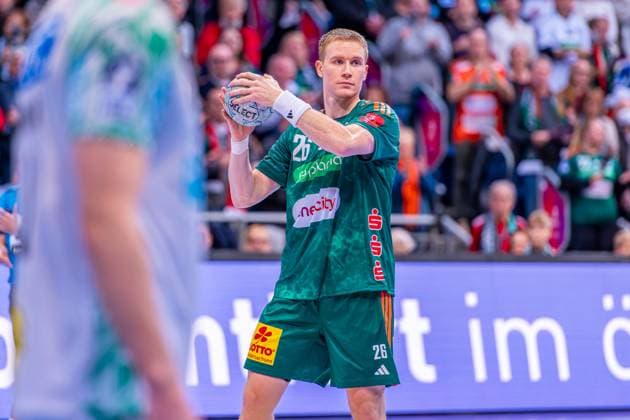 Jonathan Edvardsson TSV Hannover Burgdorf, Nr 26 v l , TSV Hannover Burgdorf green against SC Magdeburg white on matchday 10 of the 2025 2026 season in the DAIKIN Handball Bundesliga 26 10 2025, ZAG Arena Hannover, GER , Copyright: xJanxGuentherx xTSVxHannover-Burgdorfx