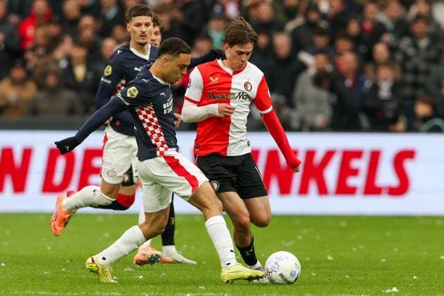 2025-10-26 Feyenoord v PSV - Dutch Vriendenloterij Eredivisie ROTTERDAM, NETHERLANDS - OCTOBER 26: Leo Sauer of Feyenoord battles for the ball with Sergino Dest of PSV during the Dutch Vriendenloterij Eredivisie match between Feyenoord and PSV at Stadion Feijenoord on October 26, 2025 in Rotterdam, Netherlands. Rotterdam Stadion Feijenoord Netherlands Content not available for redistribution in The Netherlands directly or indirectly through any third parties. Copyright: xHansxvanxderxValkx