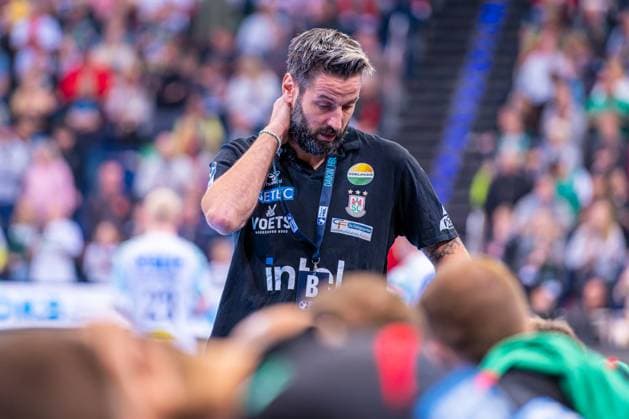 Bennet Wiegert SC Magdeburg, Coach f l , TSV Hannover Burgdorf green against SC Magdeburg white on matchday 10 of the 2025 2026 season in the DAIKIN Handball Bundesliga 26 10 2025, ZAG Arena Hannover, GER , Copyright: xJanxGuentherx xTSVxHannover-Burgdorfx