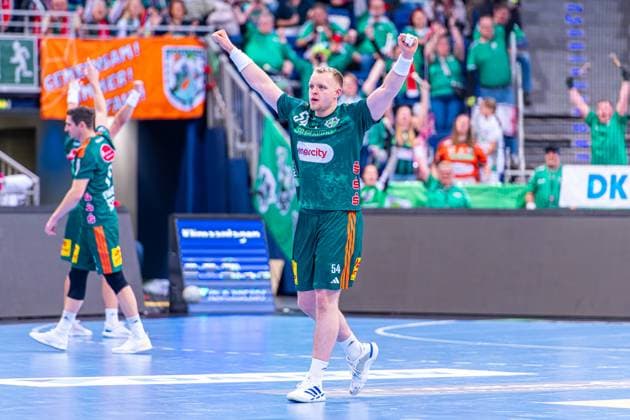 Justus Fischer TSV Hannover Burgdorf, No. 54 v l , TSV Hannover Burgdorf green against SC Magdeburg white on matchday 10 of the 2025 2026 season in the DAIKIN Handball Bundesliga 26 10 2025, ZAG Arena Hannover, GER , Copyright: xJanxGuentherx xTSVxHannover-Burgdorfx
