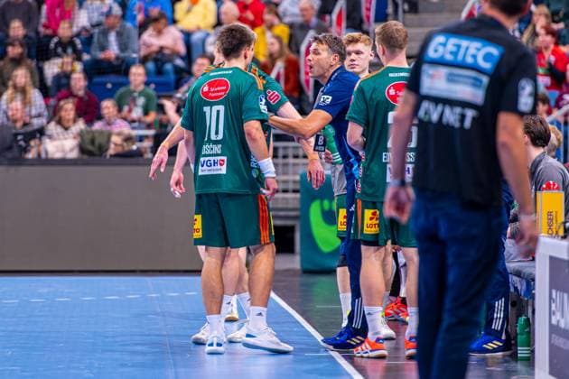 Christian Prokop TSV Hannover Burgdorf, Coach f l , TSV Hannover Burgdorf green against SC Magdeburg white on matchday 10 of the 2025 2026 season in the DAIKIN Handball Bundesliga 26 10 2025, ZAG Arena Hannover, GER , Copyright: xJanxGuentherx xTSVxHannover-Burgdorfx