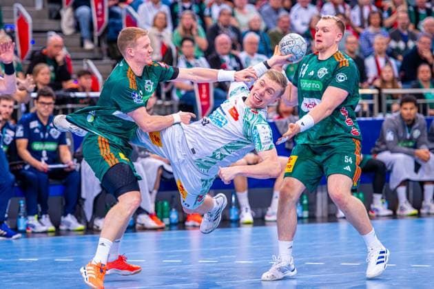 Jonathan Edvardsson TSV Hannover Burgdorf, No 26 Gisli Thorgeir Kristjansson SC Magdeburg, No 10 v l , TSV Hannover Burgdorf green against SC Magdeburg white on matchday 10 of the 2025 2026 season in the DAIKIN Handball Bundesliga 26 10 2025, ZAG Arena Hannover, GER , Copyright: xJanxGuentherx xTSVxHannover-Burgdorfx