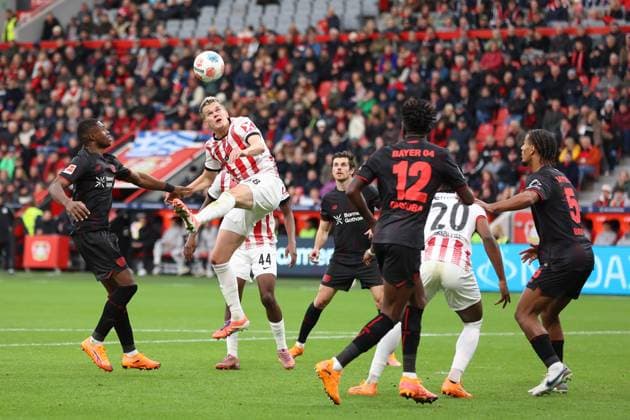 Header by Matthias Ginter SC Freiburg, 28 GER, Bayer Leverkusen vs SC Freiburg, Football, 1 Liga, Matchday 8, Season 2025 2026, 26 10 2025 DFL REGULATES PROHIBIT ANY USE OF PHOTOGRAPHS AS IMAGE SEQUENCES AND OR QUASI VIDEO GER, Bayer Leverkusen vs SC Freiburg, Football, 1 Liga, Matchday 8, Season 2025 2026, 26 10 2025 Leverkusen Copyright: xEibner-Pressefoto FrankxZeisingx EP_FZG