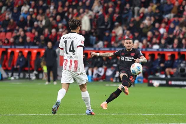 Aleix Garcia Bayer 04 Leverkusen, 24 , Yuito Suzuki SC Freiburg, 14 GER, Bayer Leverkusen vs SC Freiburg, Football, 1 Liga, Matchday 8, Season 2025 2026, 26 10 2025 DFL REGULATIONS PROHIBIT ANY USE OF PHOTOGRAPHS AS IMAGE SEQUENCES AND OR QUASI VIDEO GER, Bayer Leverkusen vs SC Freiburg, Football, 1 Liga, Matchday 8, Season 2025 2026, 26 10 2025 Leverkusen Copyright: xEibner-Pressefoto FrankxZeisingx EP_FZG