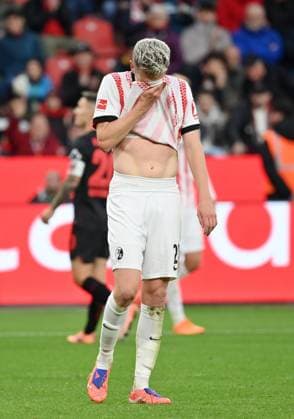 Matthias Ginter SC Freiburg 26 10 2025, Fußball 1 Bundesliga, Saison 2025 2026, 8 Spieltag, Bayer 04 Leverkusen SC Freiburg DFL regulations prohibit any use of photographs as image sequences and or quasi video Leverkusen BayArena Nordrhein Westfalen Germany Team2