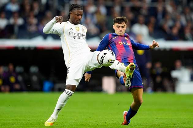 Real Madrid CF™s Eduardo Camavinga (l) and FC Barcelona, Barca s Pedri Gonzalez during La Liga match. October 26, 2025. (2025102696)