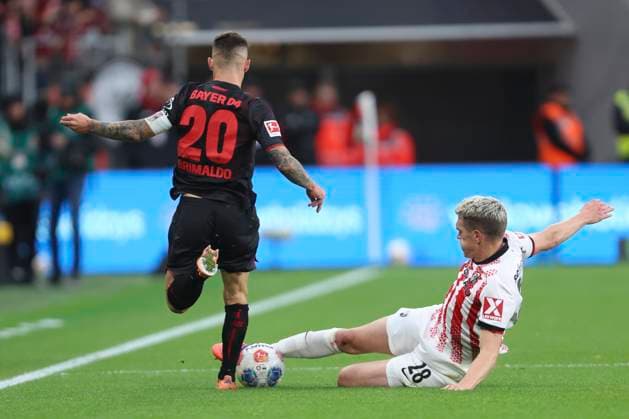 Alejandro Grimaldo (Bayer 04 Leverkusen) und Matthias Ginter (SC Freiburg) im Zweikampf waehrend des spiels der Bundesliga zwischen Bayer 04 Leverkusen und Club Freiburg, BayArena am 26. October 2025 in Leverkusen, Deutschland. (Foto von Oliver Kaelke DeFodi Images) +++ Alejandro Grimaldo (Bayer 04 Leverkusen) und Matthias Ginter (SC Freiburg) battle for the ball during the Bundesliga match between Bayer 04 Leverkusen and Sport-Club Freiburg at BayArena on October 26, 2025 in Leverkusen, Germany. (Photo by Oliver Kaelke DeFodi Images) DFL regulations prohibit any use of photographs as image sequences and or quasi-video. (Photo by Oliver Kaelke DeFodi Images) Alejandro Grimaldo Bayer 04 Leverkusen and Matthias Ginter SC Freiburg in a duel during the Bundesliga match between Bayer 04 Leverkusen and Sport Club Freiburg, BayArena on October 26, 2025 in Leverkusen, Germany Photo by Oliver Kaelke DeFodi Images Alejandro Grimaldo Bayer 04 Leverkusen and Matthias Ginter SC Freiburg battle for the ball during the Bundesliga match between Bayer 04 Leverkusen and Sport Club Freiburg at BayArena on October 26, 2025 in Leverkusen, Germany Photo by Oliver Kaelke DeFodi Images DFL regulations prohibit any use of photographs as image sequences and or quasi video Photo by Oliver Kaelke DeFodi Images