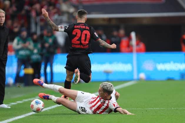 Alejandro Grimaldo (Bayer 04 Leverkusen) und Matthias Ginter (SC Freiburg) im Zweikampf waehrend des spiels der Bundesliga zwischen Bayer 04 Leverkusen und Club Freiburg, BayArena am 26. October 2025 in Leverkusen, Deutschland. (Foto von Oliver Kaelke DeFodi Images) +++ Alejandro Grimaldo (Bayer 04 Leverkusen) und Matthias Ginter (SC Freiburg) battle for the ball during the Bundesliga match between Bayer 04 Leverkusen and Sport-Club Freiburg at BayArena on October 26, 2025 in Leverkusen, Germany. (Photo by Oliver Kaelke DeFodi Images) DFL regulations prohibit any use of photographs as image sequences and or quasi-video. (Photo by Oliver Kaelke DeFodi Images) Alejandro Grimaldo Bayer 04 Leverkusen and Matthias Ginter SC Freiburg in a duel during the Bundesliga match between Bayer 04 Leverkusen and Sport Club Freiburg, BayArena on October 26, 2025 in Leverkusen, Germany Photo by Oliver Kaelke DeFodi Images Alejandro Grimaldo Bayer 04 Leverkusen and Matthias Ginter SC Freiburg battle for the ball during the Bundesliga match between Bayer 04 Leverkusen and Sport Club Freiburg at BayArena on October 26, 2025 in Leverkusen, Germany Photo by Oliver Kaelke DeFodi Images DFL regulations prohibit any use of photographs as image sequences and or quasi video Photo by Oliver Kaelke DeFodi Images