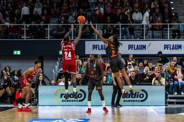 GER, easy Credit Basketball Bundesliga, BMA365 Bamberg Baskets Niners Chemnitz 26 10 2025, BROSE Arena, Bamberg, GER, easy Credit Basketball Bundesliga, BMA365 Bamberg Baskets Niners Chemnitz Cobe Williams BMA365 Bamberg Baskets, 24 , Nike Sibande Niners Chemnitz, 2 Foto Alexander Trienitz Bamberg BROSE Arena Bayern Germany