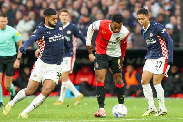 2025-10-26 Feyenoord v PSV - Dutch Vriendenloterij Eredivisie ROTTERDAM, NETHERLANDS - OCTOBER 26: Quinten Timber of Feyenoord is challenged by Ismael Saibari of PSV, Mauro Junior of PSV during the Dutch Vriendenloterij Eredivisie match between Feyenoord and PSV at Stadion Feijenoord on October 26, 2025 in Rotterdam, Netherlands. Rotterdam Stadion Feijenoord Netherlands Content not available for redistribution in The Netherlands directly or indirectly through any third parties. Copyright: xHansxvanxderxValkx
