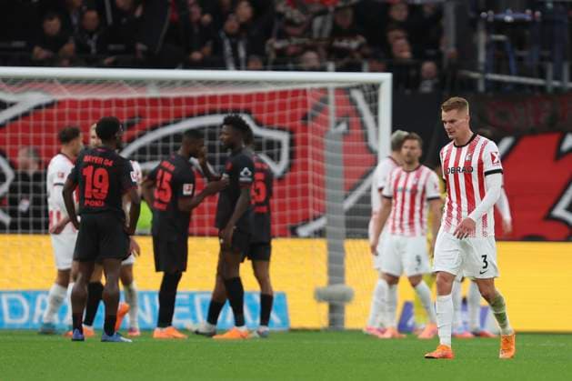 Philipp Lienhart (SC Freiburg) ist enttaeuscht waehrend des spiels der Bundesliga zwischen Bayer 04 Leverkusen und Club Freiburg, BayArena am 26. October 2025 in Leverkusen, Deutschland. (Foto von Oliver Kaelke DeFodi Images) +++ Philipp Lienhart (SC Freiburg) looks dejected during the Bundesliga match between Bayer 04 Leverkusen and Sport-Club Freiburg at BayArena on October 26, 2025 in Leverkusen, Germany. (Photo by Oliver Kaelke DeFodi Images) DFL regulations prohibit any use of photographs as image sequences and or quasi-video. (Photo by Oliver Kaelke DeFodi Images) Philipp Lienhart SC Freiburg is disappointed during the Bundesliga match between Bayer 04 Leverkusen and Sport Club Freiburg, BayArena on October 26, 2025 in Leverkusen, Germany Photo by Oliver Kaelke DeFodi Images Philipp Lienhart SC Freiburg looks dejected during the Bundesliga match between Bayer 04 Leverkusen and Sport Club Freiburg at BayArena on October 26, 2025 in Leverkusen, Germany Photo by Oliver Kaelke DeFodi Images DFL regulations prohibit any use of photographs as image sequences and or quasi video Photo by Oliver Kaelke DeFodi Images