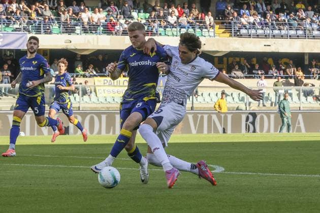 Gennaro Borrelli of Cagliari Calcio play the ball during Hellas Verona FC vs Cagliari Calcio, 8Â° Serie A Enilive 2025-26 game at Marcantonio Bentegodi stadium in Verona (VR), Italy, on October 26, 2025.  Copyright: xDavidexCasentini IPAxSportx xipa-agency.netx xx IPA_67105814 IPA_Agency_IPA67105814