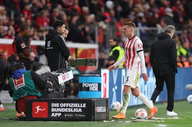Philipp Lienhart (SC Freiburg) liegt verlässt den Platz waehrend des spiels der Bundesliga zwischen Bayer 04 Leverkusen und Club Freiburg, BayArena am 26. October 2025 in Leverkusen, Deutschland. (Foto von Oliver Kaelke DeFodi Images) +++ Philipp Lienhart (SC Freiburg) leaves the pitch during the Bundesliga match between Bayer 04 Leverkusen and Sport-Club Freiburg at BayArena on October 26, 2025 in Leverkusen, Germany. (Photo by Oliver Kaelke DeFodi Images) DFL regulations prohibit any use of photographs as image sequences and or quasi-video. (Photo by Oliver Kaelke DeFodi Images) Philipp Lienhart SC Freiburg leaves the pitch during the Bundesliga match between Bayer 04 Leverkusen and Sport Club Freiburg, BayArena on October 26, 2025 in Leverkusen, Germany Photo by Oliver Kaelke DeFodi Images Philipp Lienhart SC Freiburg leaves the pitch during the Bundesliga match between Bayer 04 Leverkusen and Sport Club Freiburg at BayArena on October 26, 2025 in Leverkusen, Germany Photo by Oliver Kaelke DeFodi Images DFL regulations prohibit any use of photographs as image sequences and or quasi video Photo by Oliver Kaelke DeFodi Images