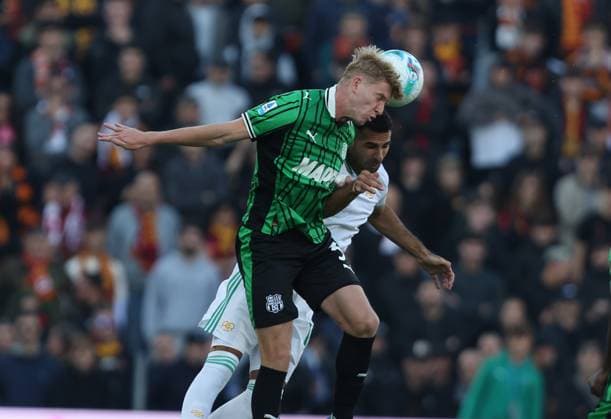 Sassuolo s Josh Doig fight for the ball with Roma s Zeki Celik during the Serie A soccer match between Sassuolo and Roma at the Mapei Stadium Citta™ del Tricolore in Reggio Emilia - Sunday, October 26, 2025. - Soccer .  Copyright: xGiannixSantandrea LaPressex