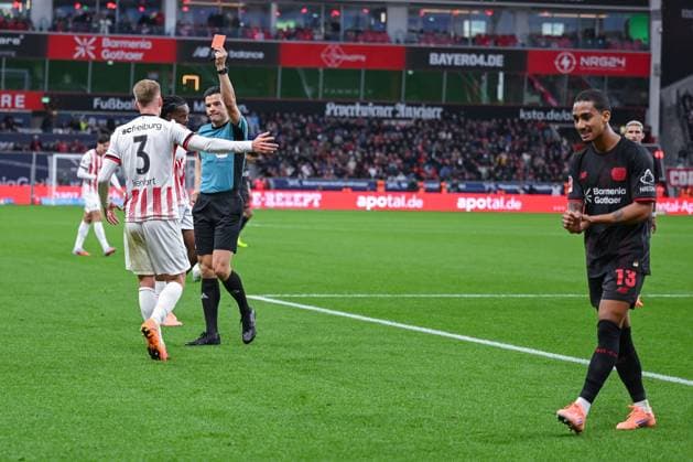 26 10 2025, Soccer, 1 Bundesliga, 8 Matchday Season 2025 2026, Bayer Leverkusen SC Freiburg, Yellow Red Card for Philipp Lienhart SC Freiburg xRHR PHOTO TKx Copyright: RHR-FOTOx RHR-FOTO TK