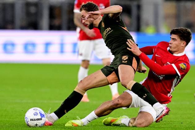 ALKMAAR - David Min of FC Utrecht and Wouter Goes of AZ during the Dutch Eredivisie match between AZ Alkmaar and FC Utrecht at the AFAS Stadium on October 23, 2025, in Alkmaar, Netherlands. ANP OLAF KRAAK Eredivisie 2025-2026 xVIxANPxSportx xxANPxIVx 540372098 originalFilename: 540372098.jpg