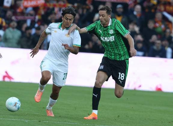 Roma s Pauo Dybala fight for the ball with Sassuolo s Nemanja Matic during the Serie A soccer match between Sassuolo and Roma at the Mapei Stadium Citta™ del Tricolore in Reggio Emilia - Sunday, October 26, 2025. - Soccer .  Copyright: xGiannixSantandrea LaPressex