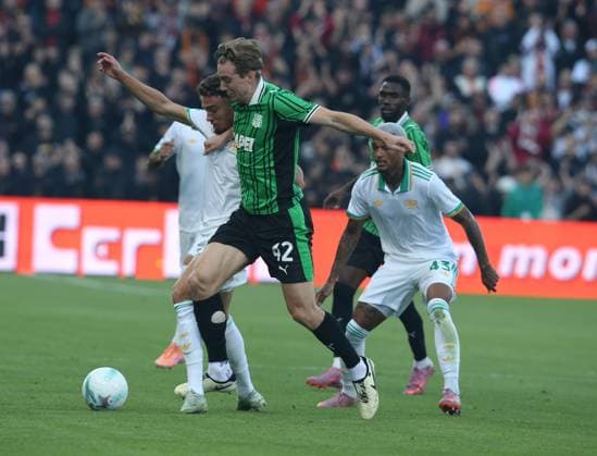 Sassuolo s Kristian Thorstvedt fight for the ball during the Serie A soccer match between Sassuolo and Roma at the Mapei Stadium Citta™ del Tricolore in Reggio Emilia - Sunday, October 26, 2025. - Soccer .  Copyright: xGiannixSantandrea LaPressex